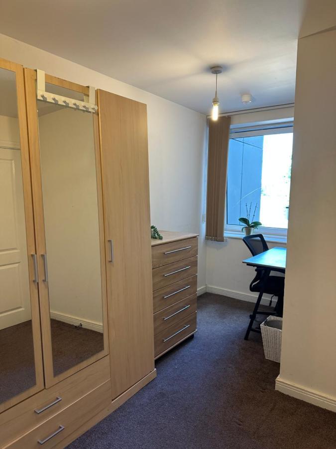 New Build 2 Bedroom With 2 Bath In Londen Buitenkant foto