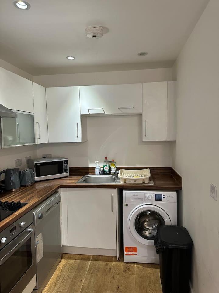 New Build 2 Bedroom With 2 Bath In Londen Buitenkant foto