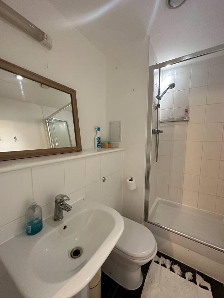 New Build 2 Bedroom With 2 Bath In Londen Buitenkant foto