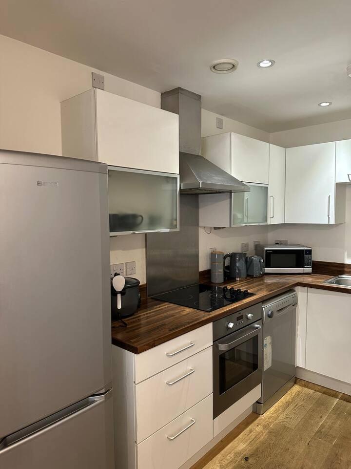 New Build 2 Bedroom With 2 Bath In Londen Buitenkant foto