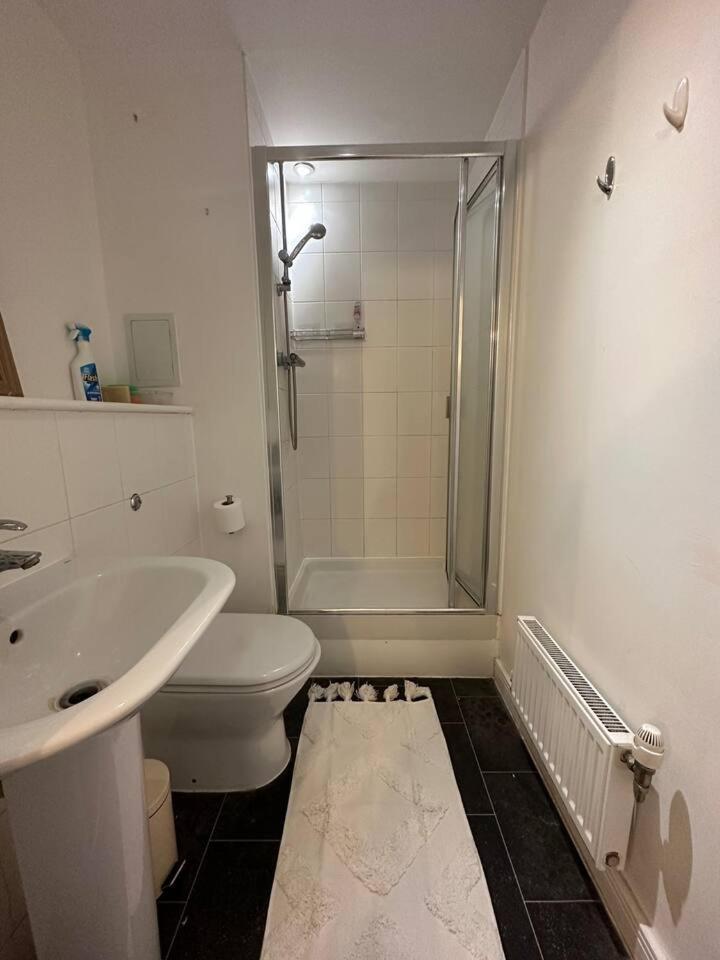 New Build 2 Bedroom With 2 Bath In Londen Buitenkant foto