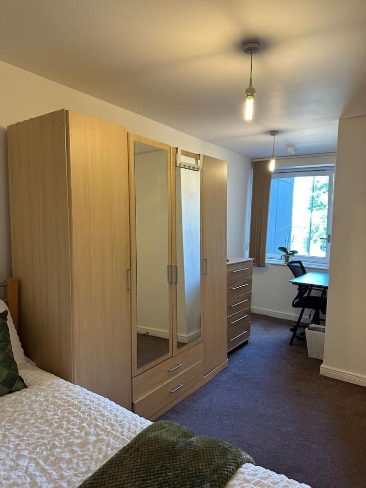 New Build 2 Bedroom With 2 Bath In Londen Buitenkant foto
